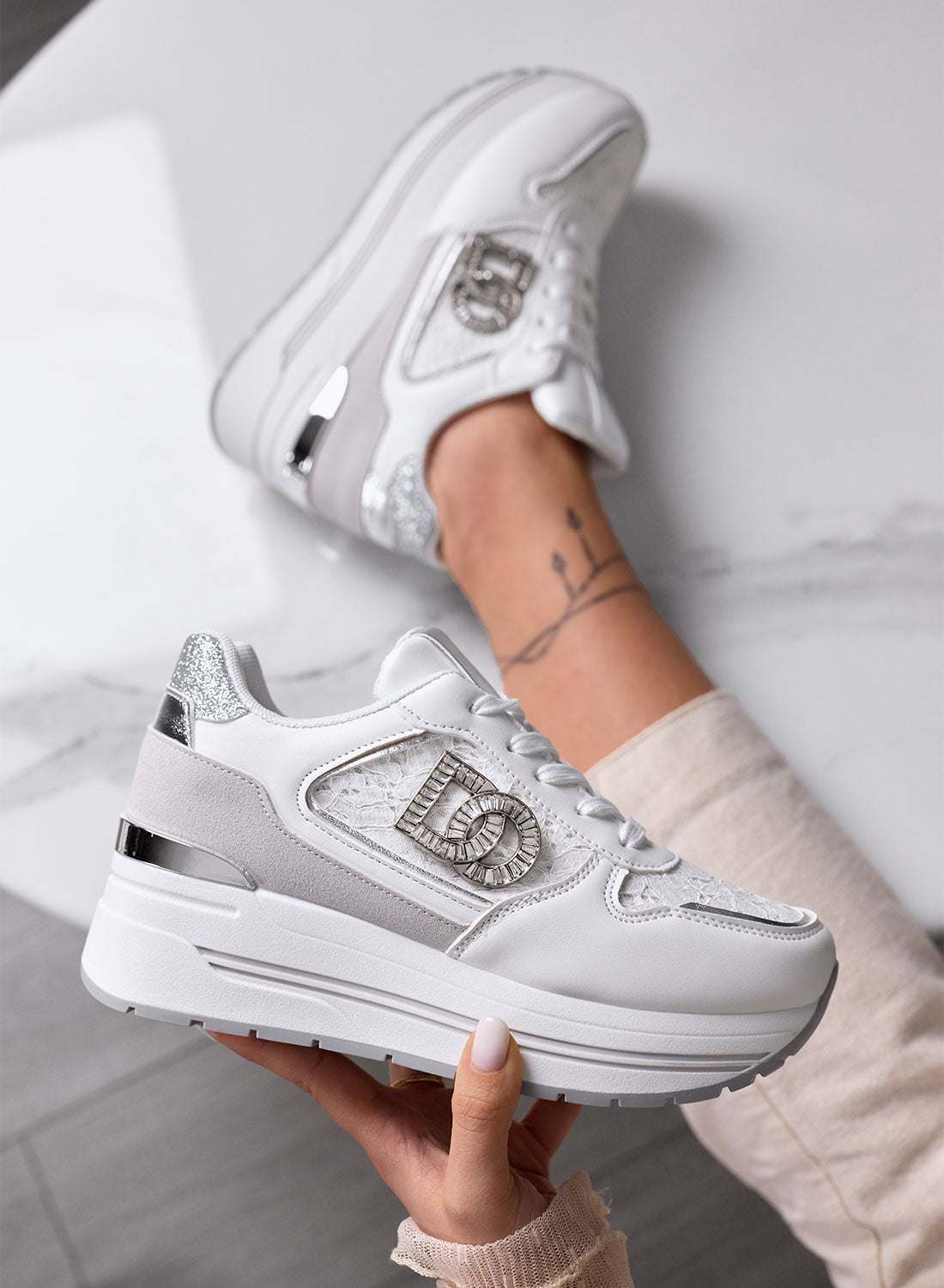 ESTER - Sneakers Bianche Platform con Dettagli Argento e Logo Gioiello