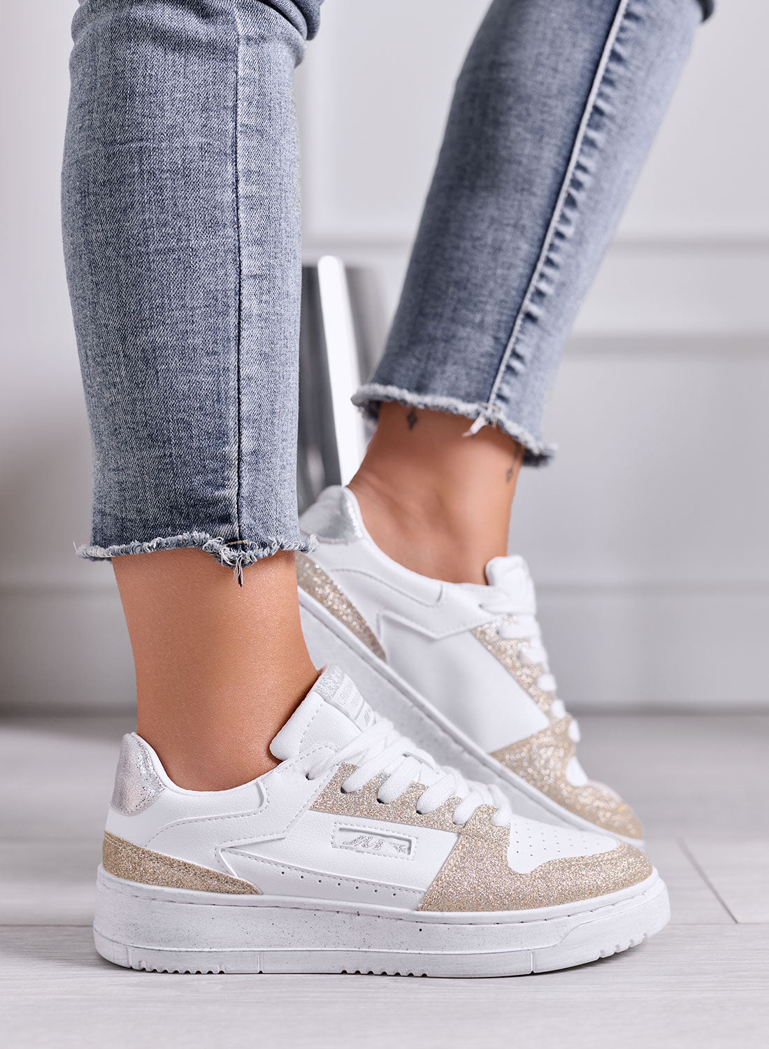 GIULIA - Sneakers bianche con dettagli glitter oro luminosi