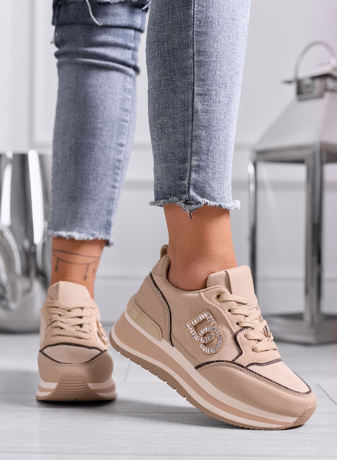 ISABELLA - Sneakers Beige con Zeppa e Dettaglio Gioiello