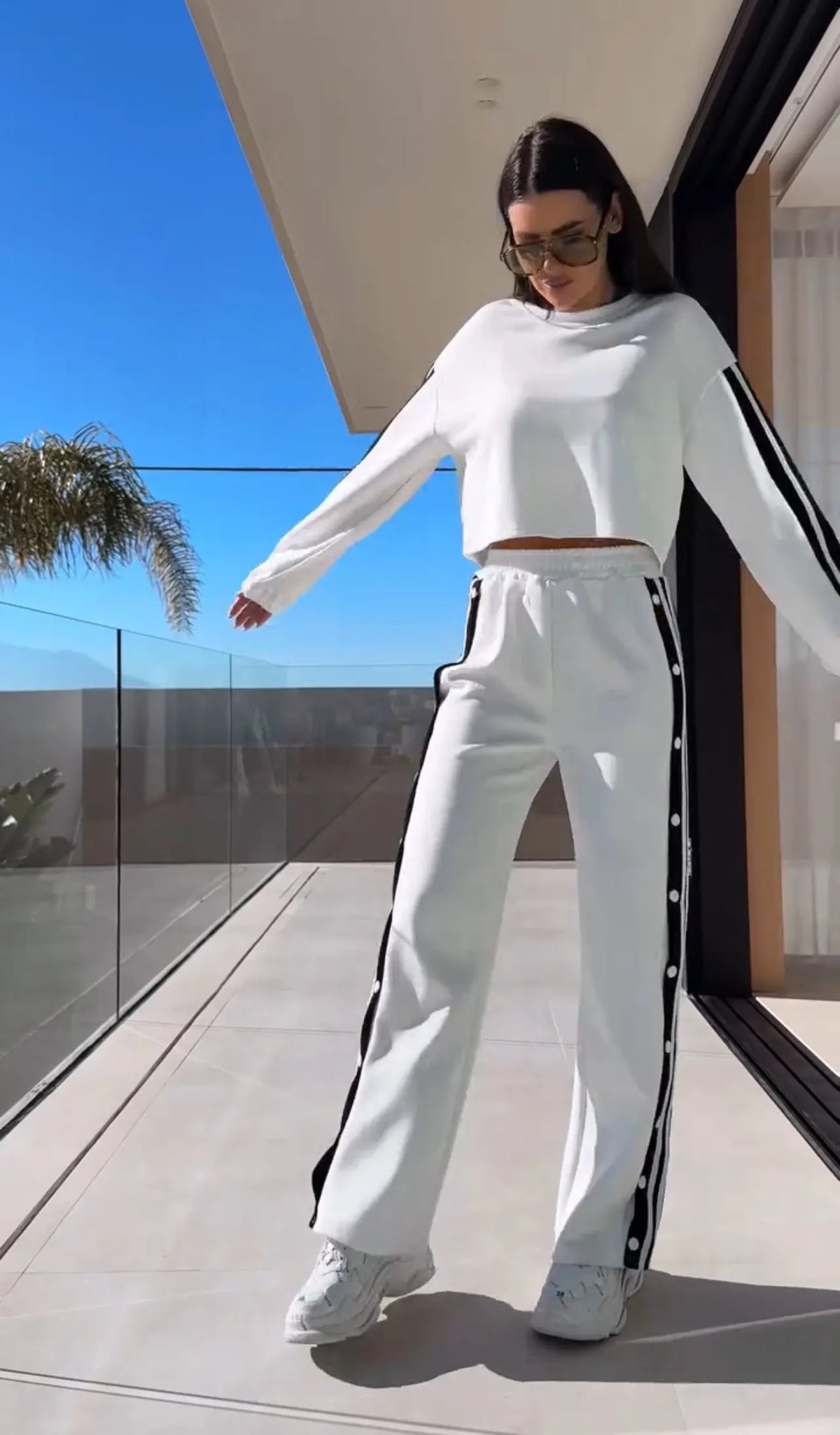 MONCALIERI - Pantaloni sportivi dritti in set relax, bianco o nero