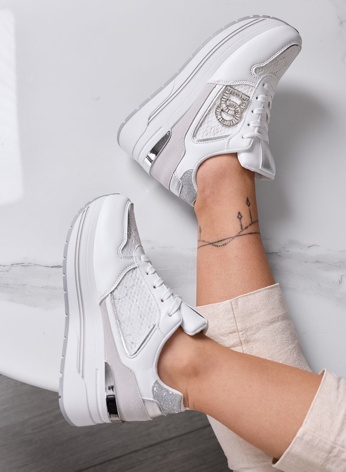ESTER - Sneakers Bianche Platform con Dettagli Argento e Logo Gioiello