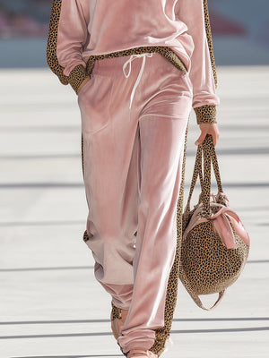 GUALDO - Completo in velluto rosa con bordi leopardati