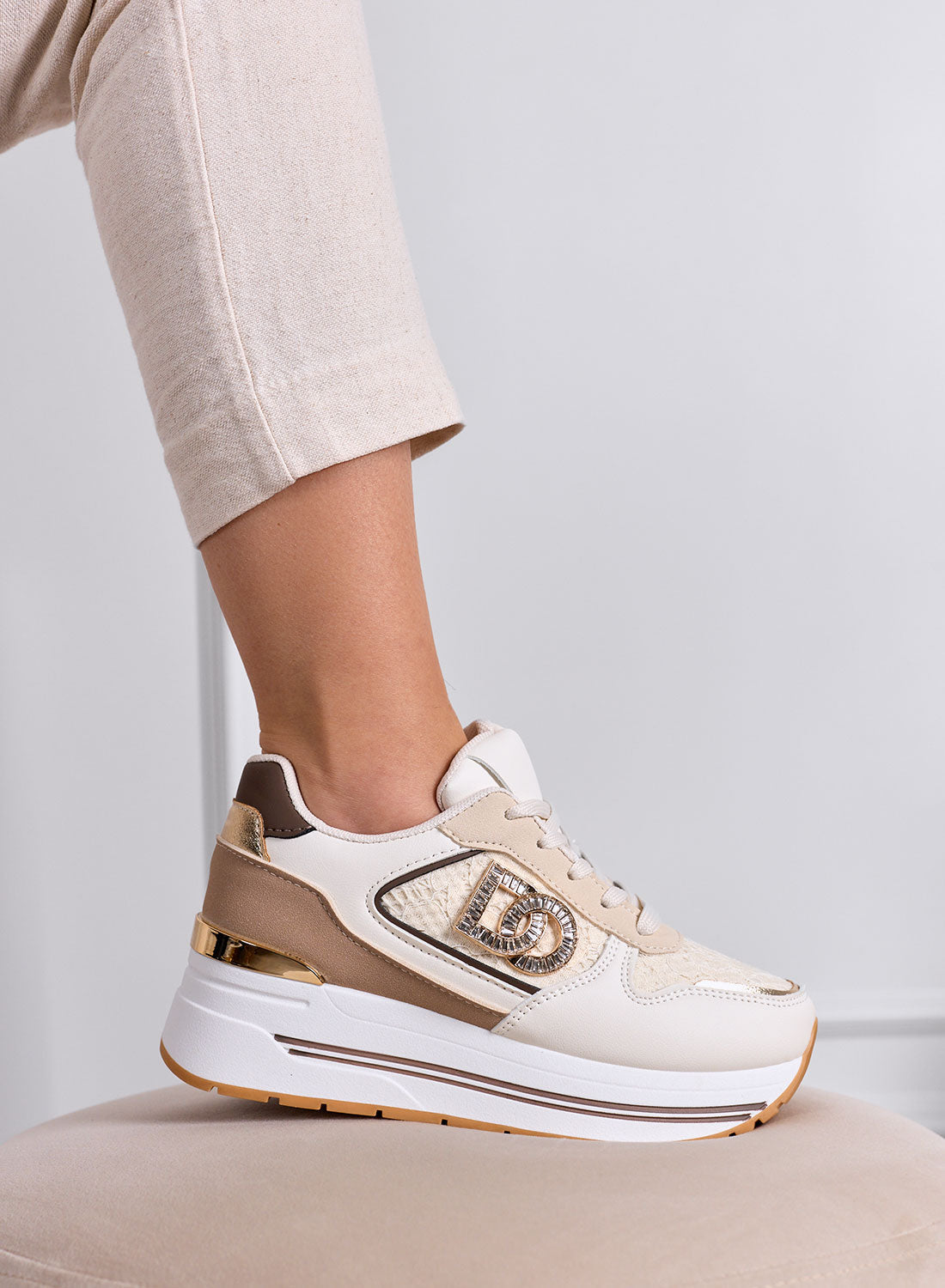 SOFIA - Sneakers beige platform con dettagli marroni e logo gioiello
