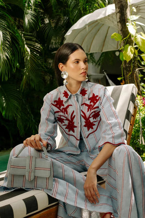 ISIDORA - Camicia blu a righe floreali con cintura annodata