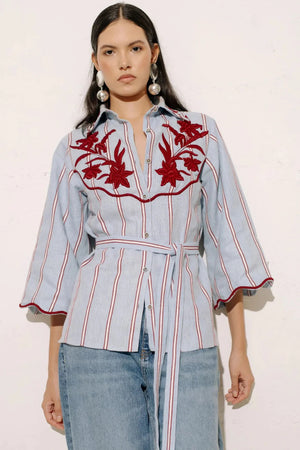 ISIDORA - Camicia blu a righe floreali con cintura annodata