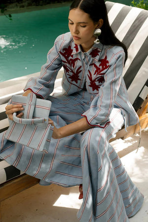 ISIDORA - Camicia blu a righe floreali con cintura annodata
