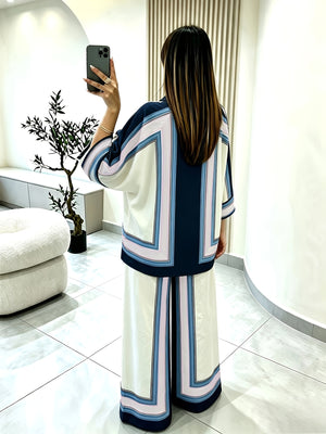 Completo due pezzi da donna alla moda casual: camicia a maniche lunghe svasata e pantaloni a gamba larga con stampa a righe bianche e blu, design con bottoni frontali, ideale per festa di laurea, fest — foto 2