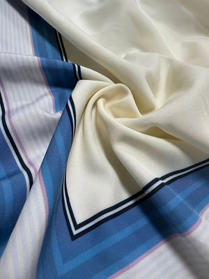 Completo due pezzi da donna alla moda casual: camicia a maniche lunghe svasata e pantaloni a gamba larga con stampa a righe bianche e blu, design con bottoni frontali, ideale per festa di laurea, fest — foto 3