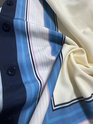 Completo due pezzi da donna alla moda casual: camicia a maniche lunghe svasata e pantaloni a gamba larga con stampa a righe bianche e blu, design con bottoni frontali, ideale per festa di laurea, fest — foto 4